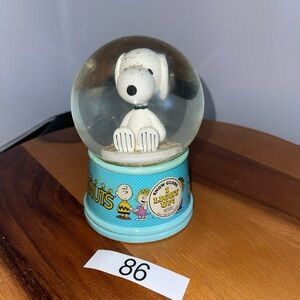 Peanuts Snoopy Snow Globe
